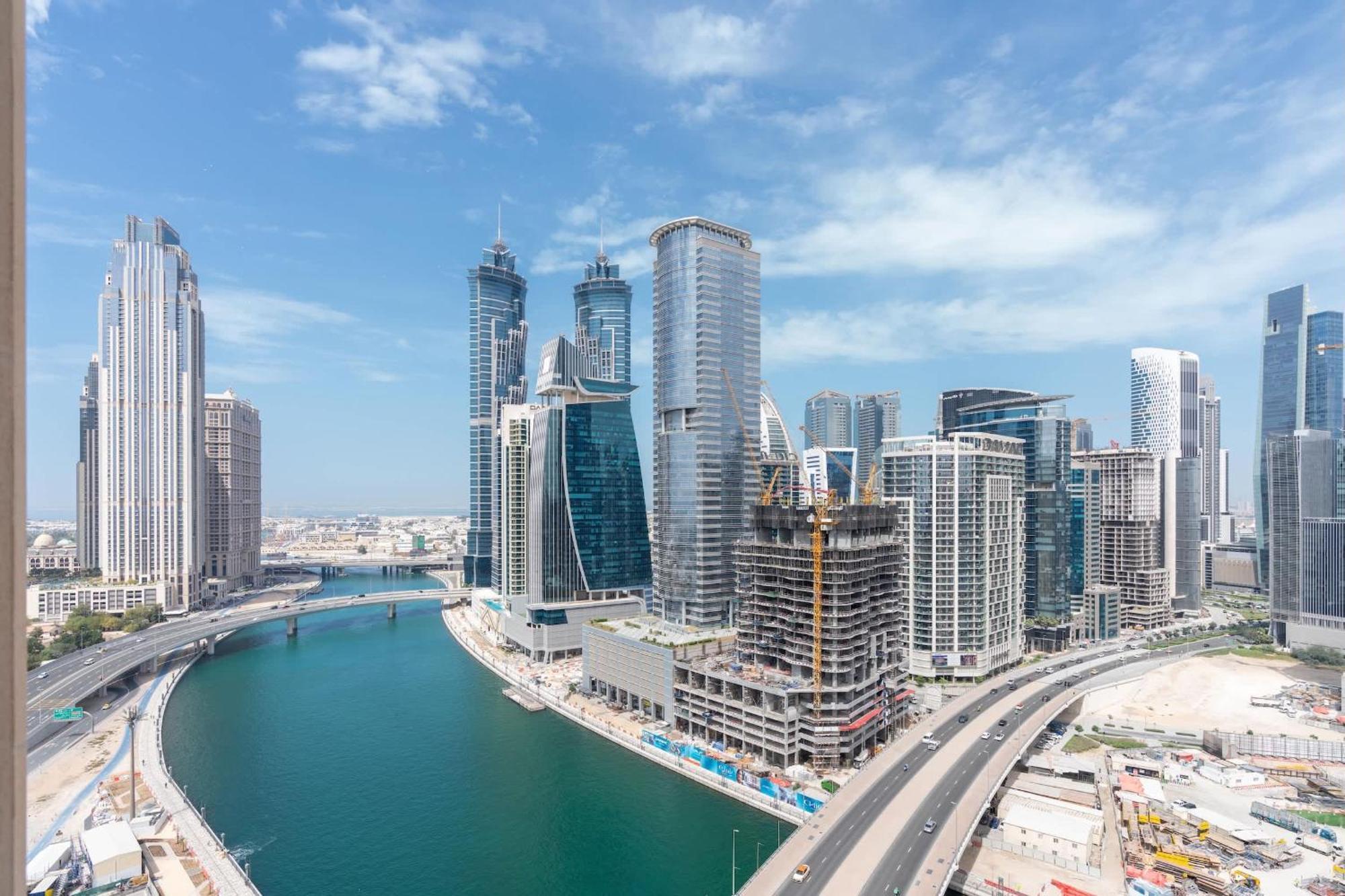 Bnbnova - 1br - Panoramic Canal & Skyline View Apartment Dubai
