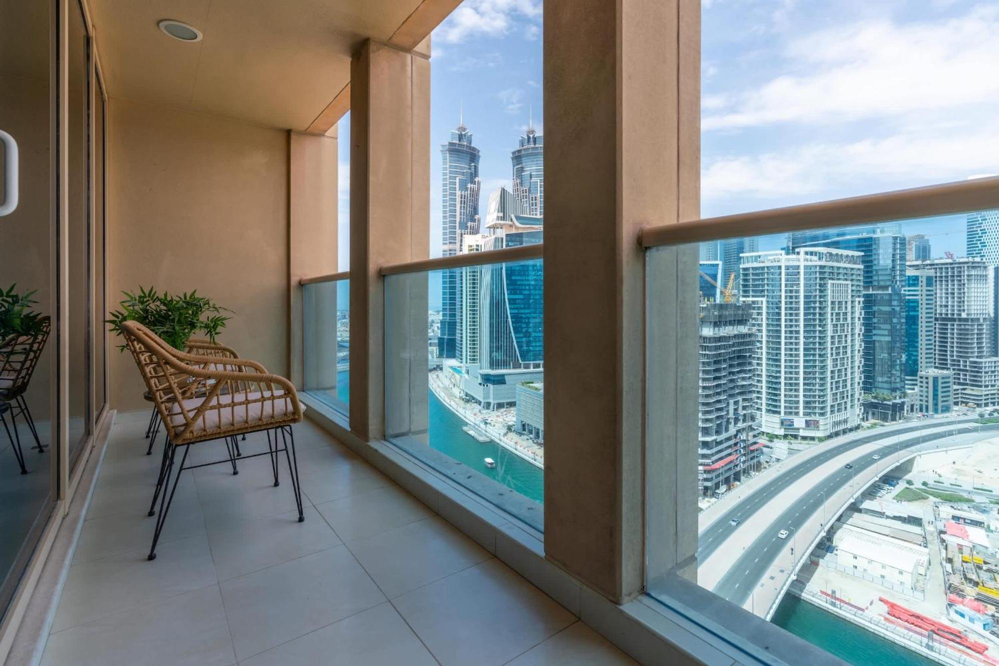 Bnbnova - 1br - Panoramic Canal & Skyline View Apartment Dubai